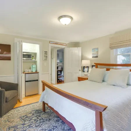 < 1 Mi to Dtwn Salem: Apt w/ Shared Patio & Yard!