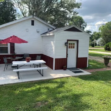 Cottage11: 2 Bedroom-3 Beds. Laundry, Sleeps 6.  Park Right at Your Entry Door.