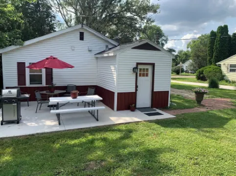 Cottage11: 2 Bedroom-3 Beds. Laundry, Sleeps 6. Park Right at Your Entry Door.