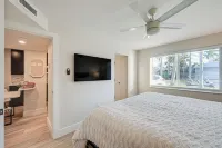 Sleek Coastal Abode 1 Block to Naples Beach! - spa