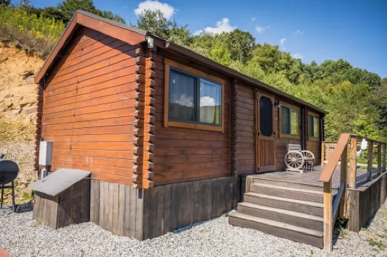 The Overlook Cabin near Grayson Highlands - Arcade & Theater