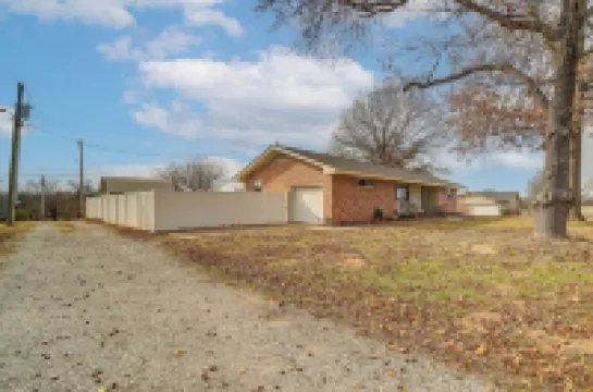 Close to Route 66! Bristow Home w/ Spacious Yard Hotels in 