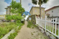 West End Home w/ Yard < 1 Mi to Beach Access! - Parkering