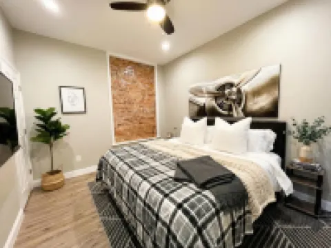 Charming Loft with Exposed Brick and Hardwood Floors - Stylish Retreat Hotéis em 