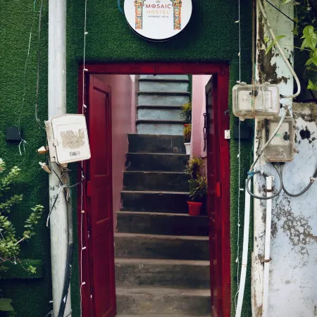 Mosaic Hostel Varanasi Отели рядом с достопримечательностью «Храм Дурга»