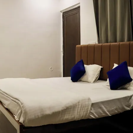 Mosaic Hostel Varanasi Отели рядом с достопримечательностью «Храм Дурга»