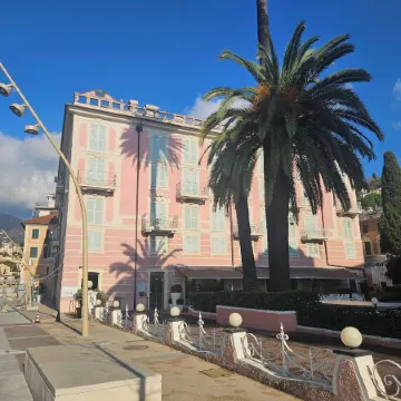 Rapallo 2-Bed Apt, Sleeps 5 with Hot Tub