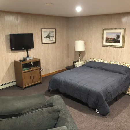 Moody Beach is only a 1/2 mi walk away! Located in a Quiet Neighborhood.