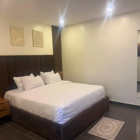 C & C Luxury Suites