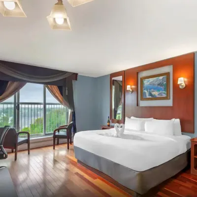 Quality Hotel Fallsview Cascade Отели рядом с достопримечательностью «Аквапарк Маринлэнд»