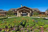 Berthoud Basecamp Private Hot Tub & Backyard Oasis - Boutique