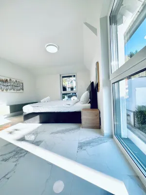 Quiet Luxury 4BR With1LR Garden Villa โรงแรมใน