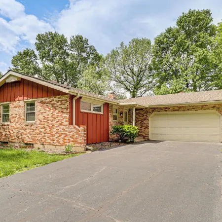 Fenced Yard & Patio! Shawnee Getaway 2 Mi to Dtwn