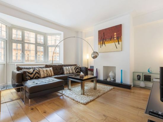 GuestReady - Chic London Retreat with Balcony