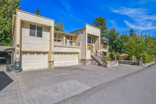 6 Bedrooms, Walking Distance to Airport - Kitchens