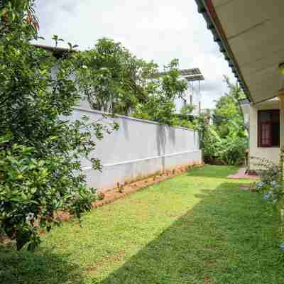 Kethmi Holiday Home Hotel Exterior