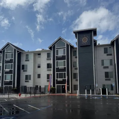 Near Airport, Hospital, 58 TV Apt 151 Отели рядом с достопримечательностью «Цирк Цирк»