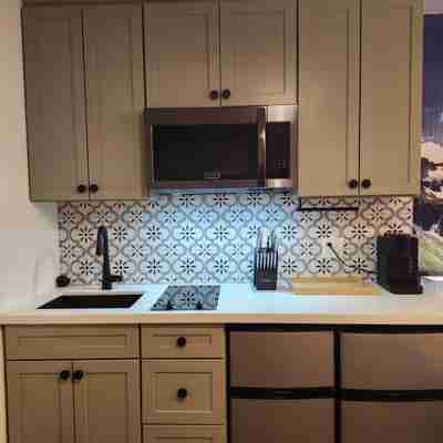 Near Airport, Hospital, Midtown, 58 TV - Apt 255 Rooms