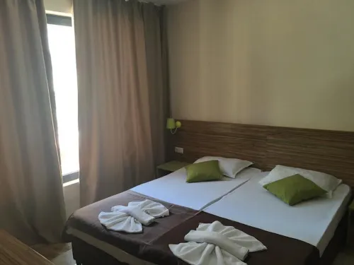 Flower Street Provides Accommodations with Free Wifi, Air Conditioning - Homestays