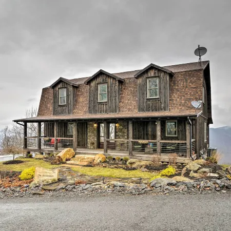 The Barn House: Caldwell Mtn Retreat w/ Hot Tub!