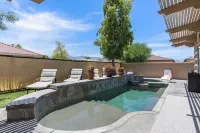 Designer Desert Oasis w/ Pool, Hot Tub, Outdoor Lounge the Riley by Avantstay - Bathtub