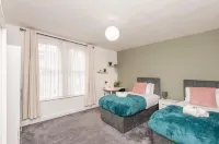 Leeds 4-Bed House - Sleeps 9 Free Parking & WiFi - 2 Yıldız