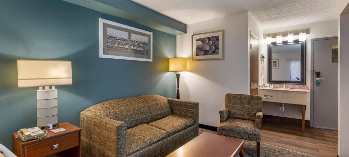 Quality Inn Austintown-Youngstown West Hotels in Mahoning County