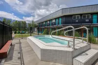 Stoke Hotel SureStay Collection by Best Western - Мотели