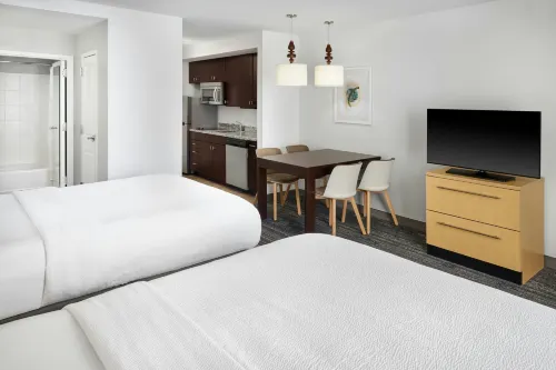 TownePlace Suites Lawrence Downtown - piscina