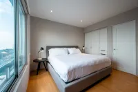2BR Santa Fe: Style & Comfort with Gym & Parking - Mountain view