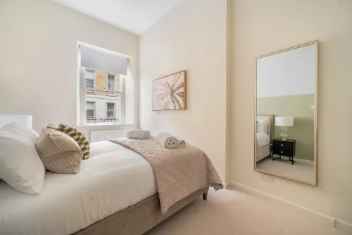 Stylish City-Centre Flat with Double Bed - VAT Q - 2-Star
