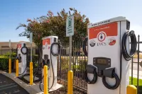 Holiday Inn Express & Suites LATHROP by IHG - Parkplatz