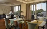 Suncoast Hotel & Towers - breakfast