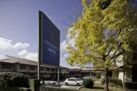 Distinction Hamilton Hotel & Conference Centre Hotel dekat Riff Raff Statue