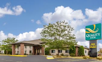 AmericInn by Wyndham Reedsburg - Housity