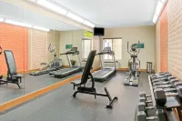 La Quinta Inn & Suites by Wyndham Shawnee - ジム