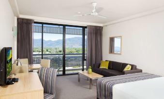 Rydges Esplanade Resort Cairns, an EVT hotel