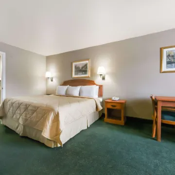 Days Inn by Wyndham Granbury Hotels near Shanley Park Sculpture Garden