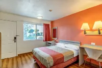 Super 8 by Wyndham Tracy