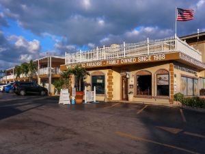 Plaza Beach Hotel - Beachfront Resort