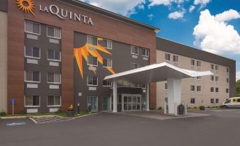 La Quinta Inn & Suites by Wyndham Cleveland - Airport North