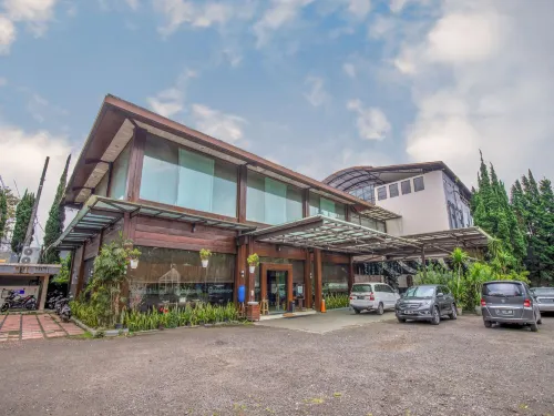 Takashimaya Hotel & Convention Hotels in Lembang