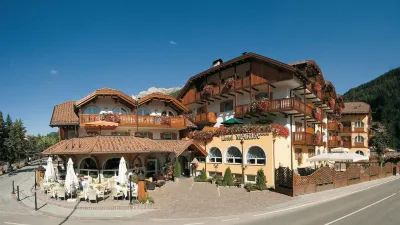 瑪麗亞先驅瑞萊克斯飯店 Antico Rione Di Moena附近的飯店