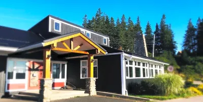 The Iona Heights Inn Hotels near Victoria County Court House