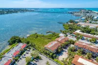 Bradenton Beach Club Bliss-3 Bedroom-2 Bathroom Condo-2 Pools-Hottub-Private Beach Access Hotels near One Stop Shell Shop