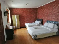 Rumah Syariah & Kolam Renang Bugenville Guesthouse فنادق في Cimenyan