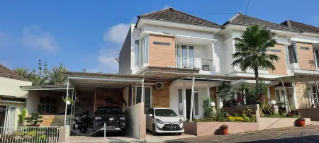 Villa Syariah Permata Seis Отели в г. Junrejo