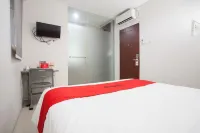 RedDoorz Near Pasar Turi Station Các khách sạn ở Bubutan