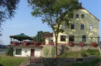 Elbterrassen zu Brambach Hotel dekat Anhalt University of Applied Sciences