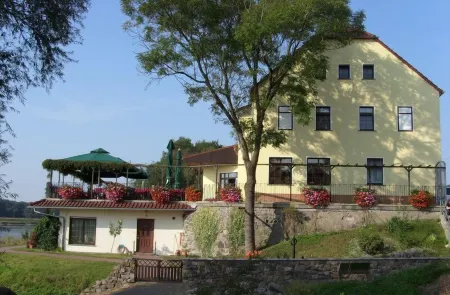Elbterrassen zu Brambach Отели в г. Лепс